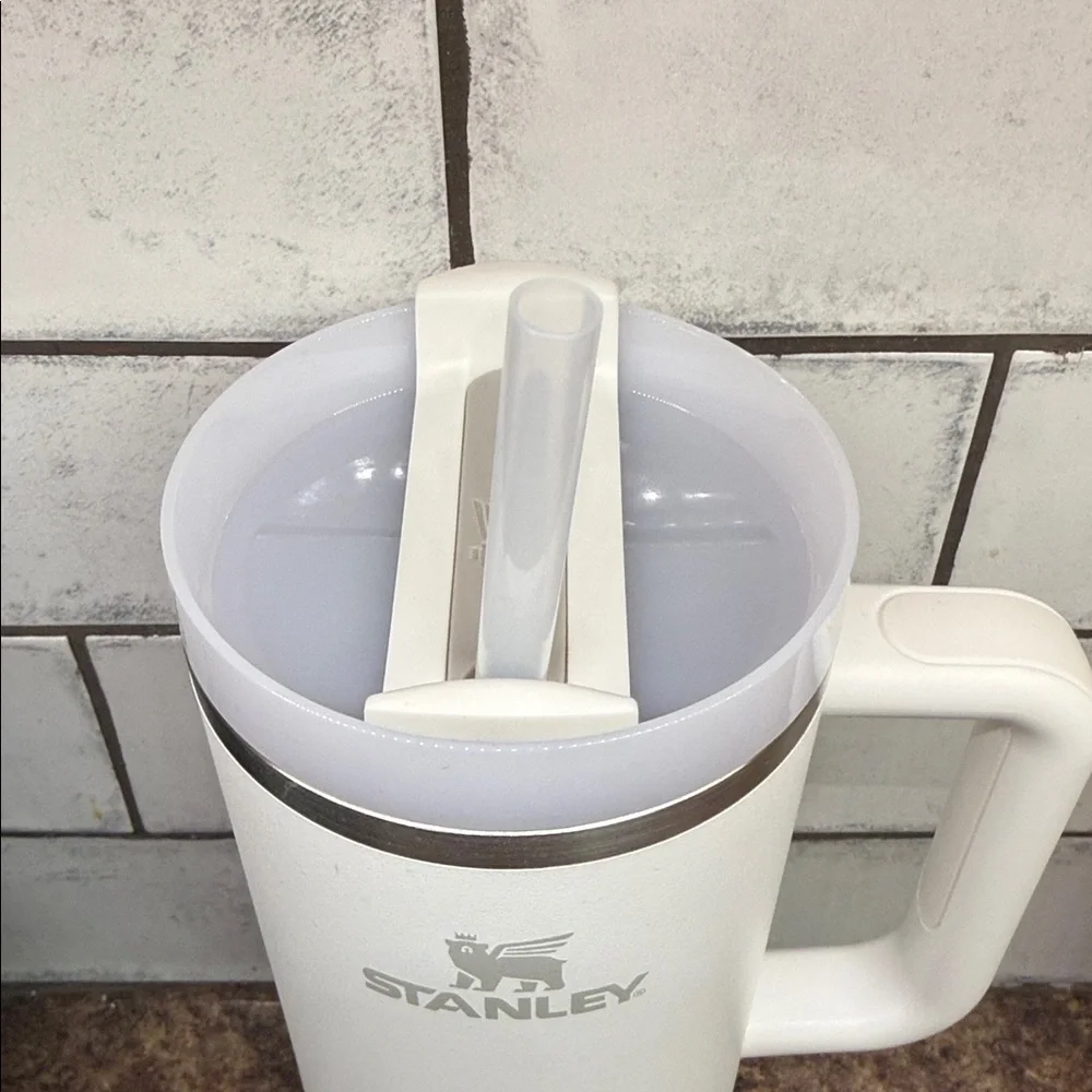 Stanley White Insulated Quencher H2.0 Tumbler with Handle - Picture 3 of 5